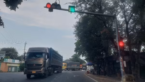Tấp nập xe vận chuyển hàng hóa, nông sản trên Quốc lộ 25, đoạn qua huyện Sơn Hòa, tỉnh Phú Yên, giáp với huyện Krông Pa, tỉnh Gia Lai.