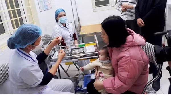 Tiêm chủng vaccine sởi cho trẻ em trên địa bàn Hà Nội. (Ảnh: VĂN LẬP)