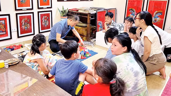 Nghệ nhân Ðào Ðình Chung giới thiệu kỹ thuật làm tranh cho các bạn nhỏ.