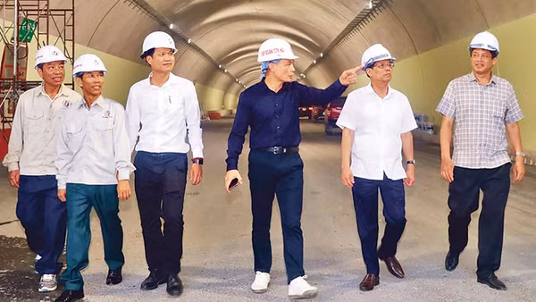 Chủ tịch Ủy ban nhân dân tỉnh Khánh Hòa Nguyễn Tấn Tuân (thứ hai từ phải sang) kiểm tra công tác chuẩn bị cho lễ khánh thành đường cao tốc Nha Trang-Cam Lâm.