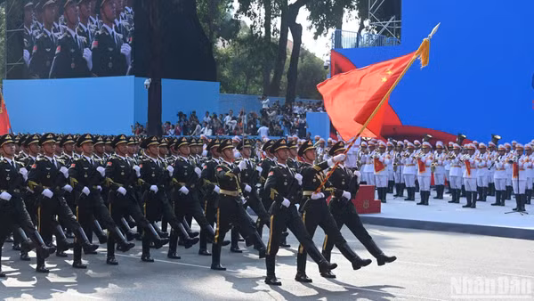 Khối Đoàn Nghi lễ Danh dự Quân Giải phóng nhân dân Trung Quốc tham gia diễu binh, diễu hành.