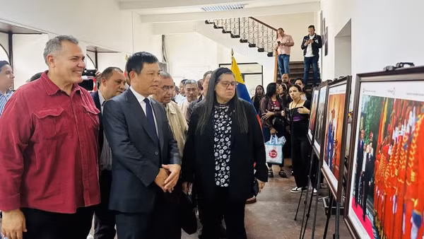 Đại sứ Vũ Trung Mỹ và các đại biểu tham quan triển lãm ảnh Việt Nam-Hồ Chí Minh. (Ảnh: Đại sứ quán Việt Nam tại Venezuela)