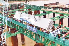 Những đốt dầm dọc chủ đầu tiên của cầu Trần Hưng Đạo được lắp đặt (Ảnh HUY HOÀNG)