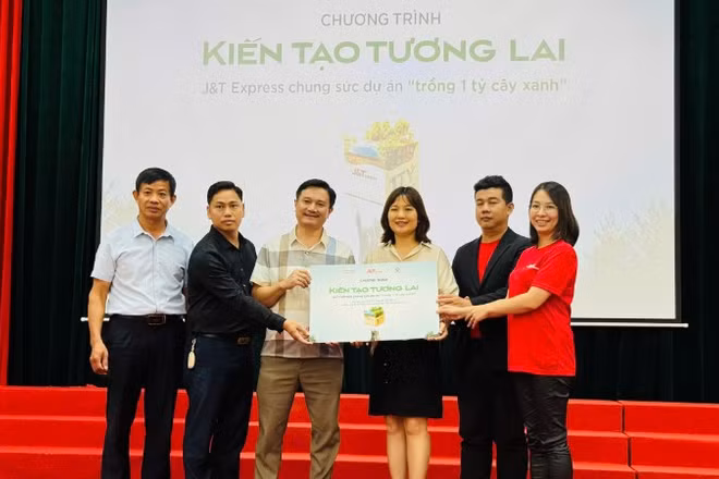 Đại diện Trung tâm Truyền thông tài nguyên và môi trường, Bộ Nông nghiệp và Môi trường và Công ty J&T Express trao bảng tượng trưng tặng cây xanh cho đại diện Ủy ban nhân dân phường Thanh Liệt, Hà Nội.