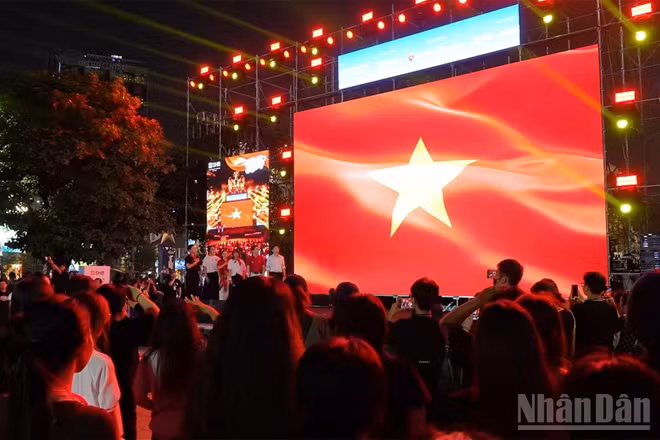 Lễ chào cờ diễn ra ở đầu cầu phố đi bộ Nguyễn Huệ, Thành phố Hồ Chí Minh.
