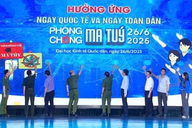 Các đại biểu tiến hành nghi thức phát động hưởng ứng Tháng hành động phòng, chống ma túy.
