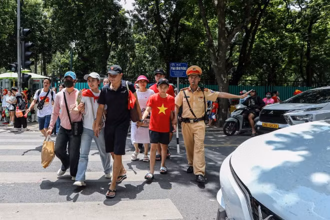 Điều chỉnh giao thông từ 12 giờ ngày 27/8 tại Hà Nội.