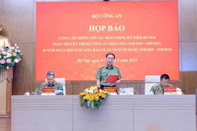Thượng tướng Trần Quốc Tỏ chủ trì họp báo.