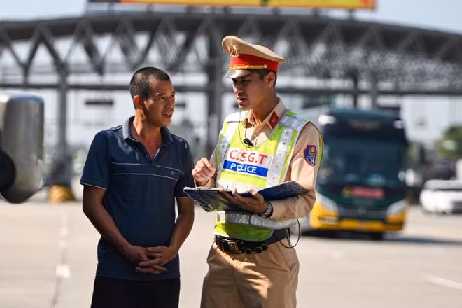 Thực hiện cao điểm tổng kiểm soát phương tiện kinh doanh vận tải.