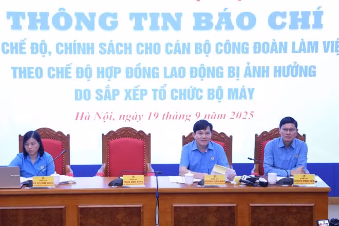 Các đồng chí điều hành cuộc họp thông tin báo chí.