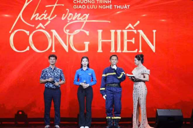 Gặp gỡ và giao lưu với các điển hình tiên tiến.