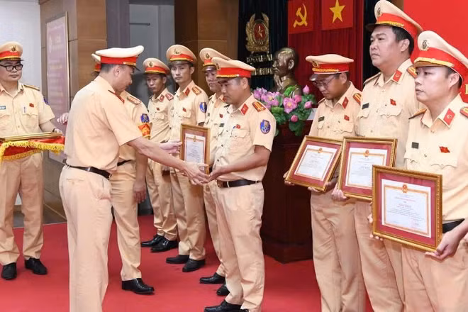Khen thưởng cán bộ, chiến sĩ Cảnh sát giao thông tăng cường phục vụ A80.