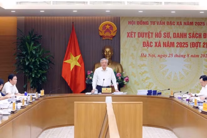 Phó Thủ tướng Thường trực Chính phủ Nguyễn Hòa Bình chủ trì cuộc họp xét duyệt hồ sơ, danh sách đề nghị đặc xá năm 2025 (đợt 2).