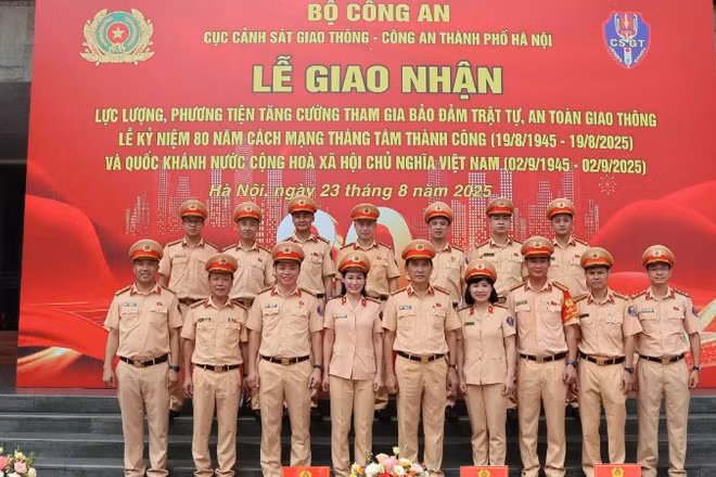 Lễ tiếp nhận 655 cán bộ, chiến sĩ tăng cường.