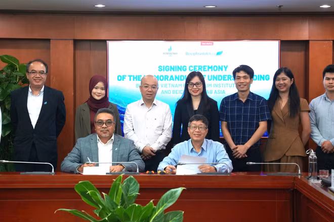 Đại diện Viện VPI và Beicip-Franlab Asia ký kết Biên bản ghi nhớ hợp tác nghiên cứu, ứng dụng công nghệ trong thăm dò, khai thác dầu khí. (Ảnh: VPI)