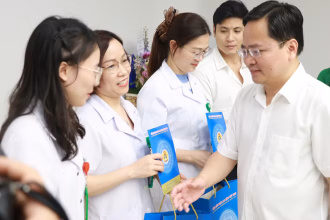 Chủ tịch Tổng Liên đoàn Lao động Việt Nam Nguyễn Anh Tuấn tặng quà đoàn viên, người lao động Bệnh viện Hữu nghị Việt Đức cơ sở Ninh Bình. (Ảnh: HỮU CHÁNH)