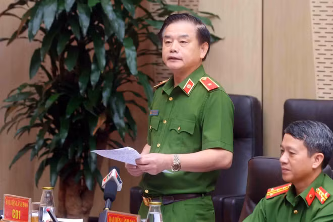 Thiếu tướng Trần Văn Toản, Phó Chánh Văn phòng Cơ quan Cảnh sát điều tra Bộ Công an đã thông tin tại họp báo. (Ảnh: KIÊN PHẠM)