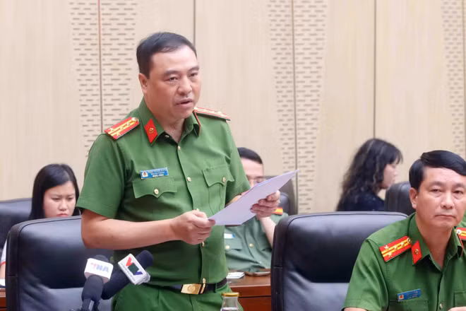 Đại tá Nguyễn Trường Giang thông tin về vụ Công ty Cổ phần đầu tư y tế Việt Mỹ. (Ảnh: KIÊN PHẠM)