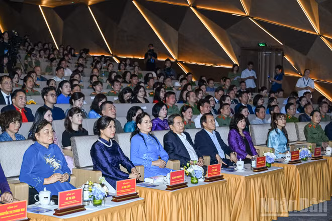 Chủ tịch Quốc hội Trần Thanh Mẫn dự chương trình. (Ảnh: DUY LINH)