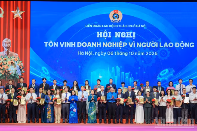 Liên đoàn Lao động thành phố Hà Nội tôn vinh 30 doanh nghiệp vì người lao động. 
