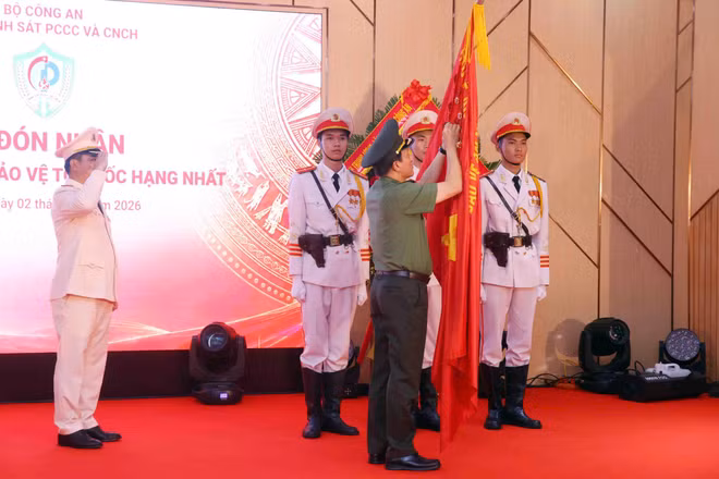 Đại tướng Lương Tam Quang gắn Huân chương Bảo vệ Tổ quốc hạng Nhất tặng Cục Cảnh sát phòng cháy, chữa cháy và cứu nạn, cứu hộ. (Ảnh: KIÊN PHẠM)