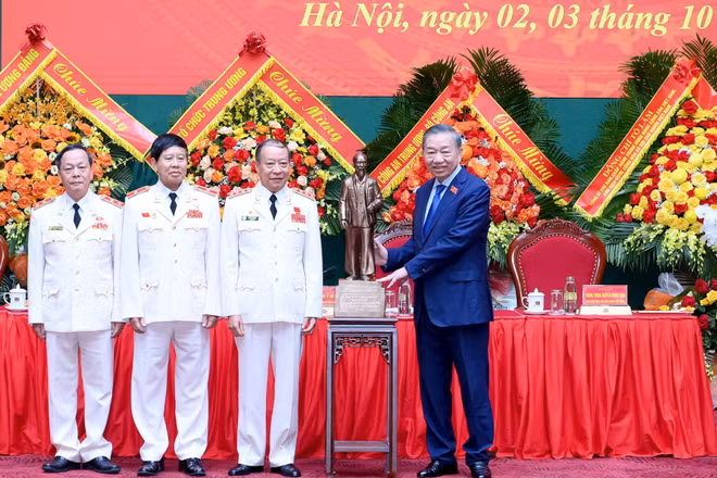 Tổng Bí thư, Chủ tịch nước Tô Lâm trao bức chân dung Chủ tịch Hồ Chí Minh tặng Hội Cựu Công an nhân dân Việt Nam. (Ảnh: ĐĂNG KHOA)