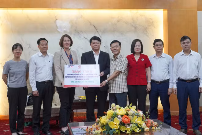 Các đơn vị trao tặng cho tỉnh Thái Nguyên khắc phục sau bão lũ.