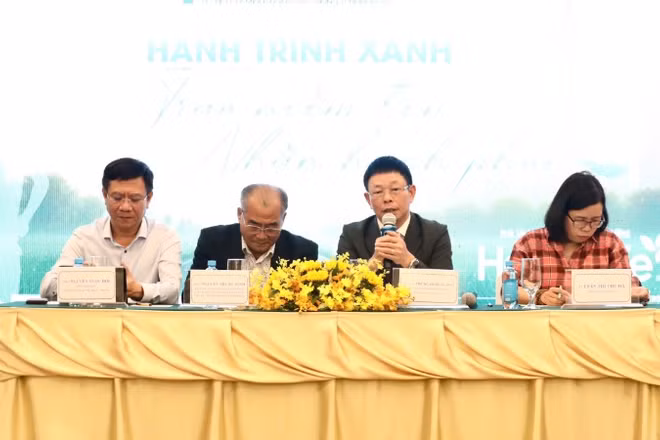 Ban tổ chức giải đáp các thắc mắc của giới truyền thông. 