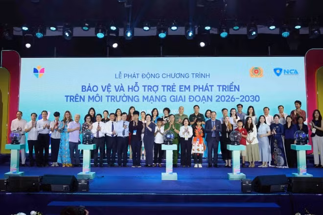 Đại biểu dự Lễ phát động Chương trình “Bảo vệ và hỗ trợ trẻ em phát triển trên môi trường mạng giai đoạn 2026-2030”.