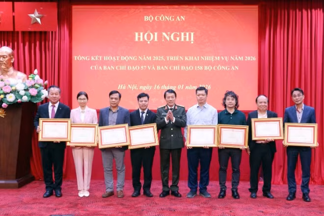 Bộ trưởng Lương Tam Quang trao Bằng khen của Bộ Công an tặng các tập thể, cá nhân có thành tích xuất sắc.