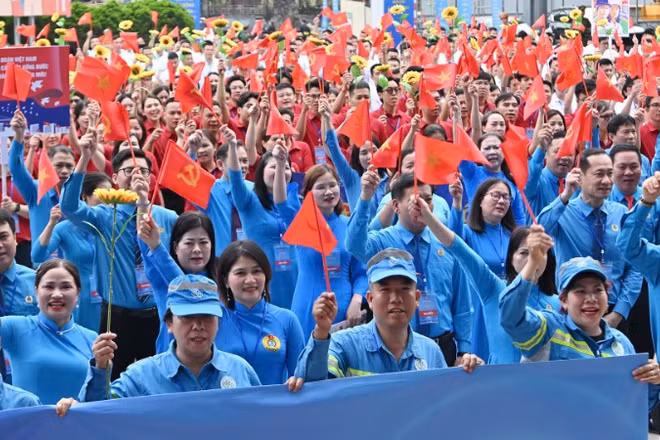 Lực lượng công nhân Việt Nam tham gia Lễ diễu hành.