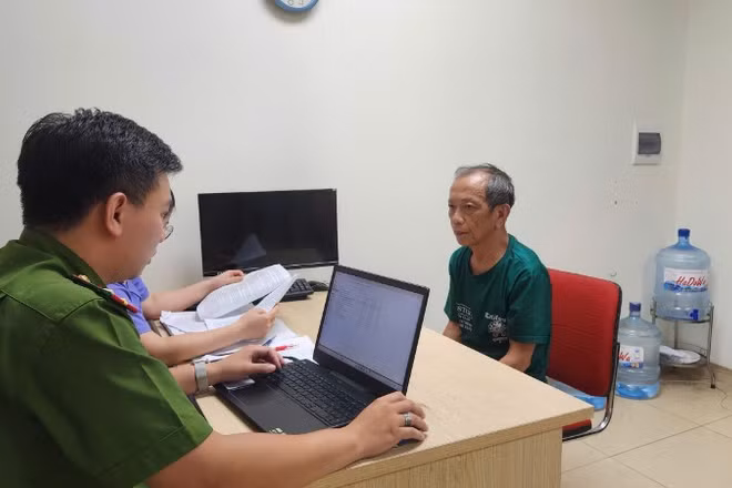 Đối tượng Nguyễn Tiến Nam tại cơ quan điều tra.