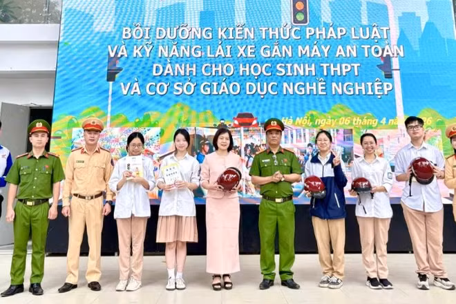 Tiết học an toàn giao thông vào đầu tuần tại Trường trung học phổ thông Nguyễn Gia Thiều.
