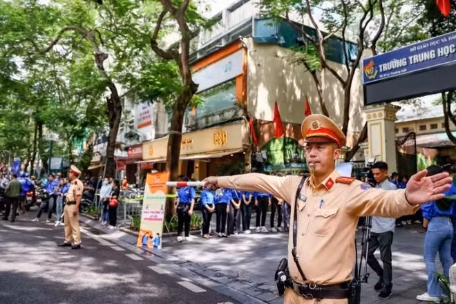 Công an Hà Nội bảo đảm trật tự an toàn giao thông tại các kỳ thi trên địa bàn.