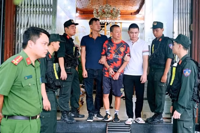 Lực lượng chức năng thi hành Lệnh bắt bị can để tạm giam và Lệnh khám xét chỗ ở đối với Nguyễn Kỳ Dũng.