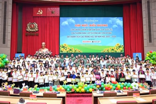 Biểu dương con cán bộ, chiến sĩ đạt giải Quốc gia, quốc tế, con thương binh, liệt sĩ Công an, con đỡ đầu đạt thành tích cao trong học tập năm học 2025-2026.