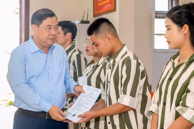 Phó Thủ tướng Thường trực Phạm Gia Túc trao Quyết định đặc xá của Chủ tịch nước cho các đối tượng được đặc xá tại Trại giam Thanh Xuân.