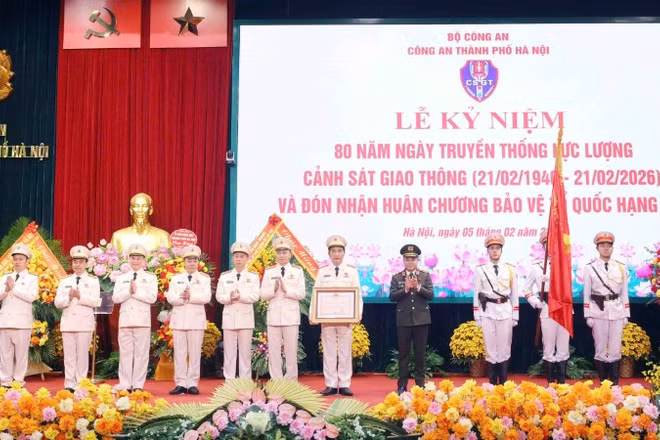 Trung tướng Nguyễn Thanh Tùng trao Huân chương Bảo vệ Tổ quốc hạng Nhì cho Phòng Cảnh sát giao thông Hà Nội.
