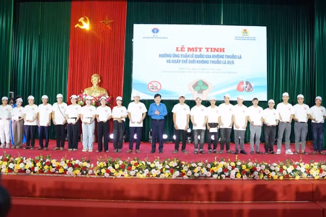 Phó Chủ tịch Tổng Liên đoàn Lao động Việt Nam Nguyễn Xuân Hùng trao quà tặng công nhân lao động có hoàn cảnh khó khăn tại Lễ mít tinh.