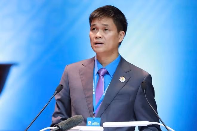 Phó Chủ tịch Tổng Liên đoàn Lao động Việt Nam Ngọ Duy Hiểu trình bày Báo cáo tổng hợp kiến nghị của đoàn viên, người lao động và tổ chức Công đoàn với Đảng, Nhà nước.