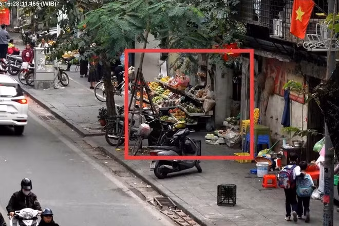 Hình ảnh lấn chiếm vỉa hè, lòng đường được hệ thống camera ghi nhận và truyền về Trung tâm Chỉ huy Công an thành phố Hà Nội.
