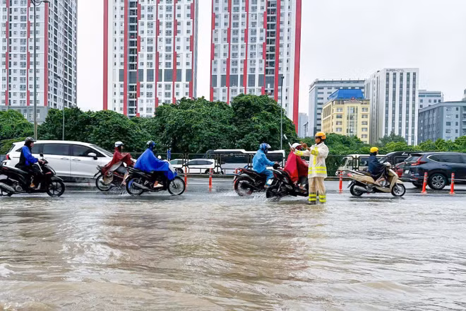 Nhiều tuyến đường, khu vực trên địa bàn thành phố xuất hiện tình trạng ngập úng. (Ảnh: NGỌC TIẾN)