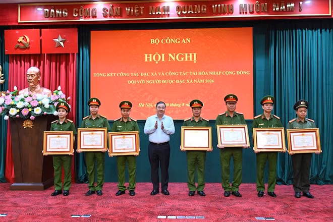 Phó Thủ tướng Thường trực Chính phủ Phạm Gia Túc trao Bằng khen của Thủ tướng Chính phủ tặng các tập thể, cá nhân có thành tích xuất sắc trong công tác đặc xá năm 2026. (Ảnh: PHAN ANH)