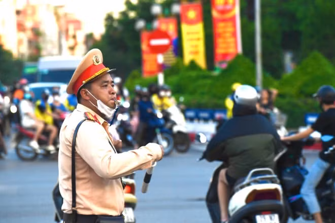 Cảnh sát giao thông cả nước hỗ trợ nhân dân về quê đón Tết an toàn, thông suốt.