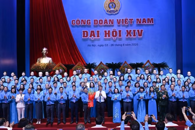 Thủ tướng Chính phủ Lê Minh Hưng tặng hoa 135 đại biểu trúng cử Ban Chấp hành Tổng Liên đoàn Lao động Việt Nam khóa XIV. 