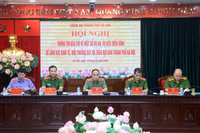 Trung tướng Nguyễn Thanh Tùng, Giám đốc Công an thành phố Hà Nội và các đồng chí chủ trì hội nghị.