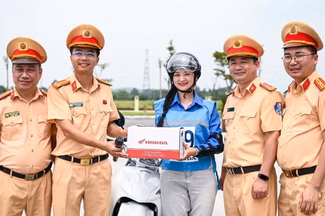 Cục Cảnh sát giao thông trao tặng mũ bảo hiểm đạt chuẩn cho thí sinh xuất sắc tại phần thi sa hình thực tế.