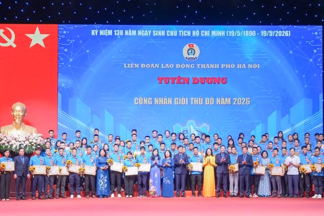 Tuyên dương 100 công nhân giỏi Thủ đô. (Ảnh: HỮU CHÁNH)