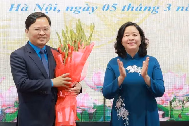 Đồng chí Bùi Thị Minh Hoài tặng hoa chúc mừng tân Chủ tịch Tổng Liên đoàn Lao động Việt Nam Nguyễn Anh Tuấn.