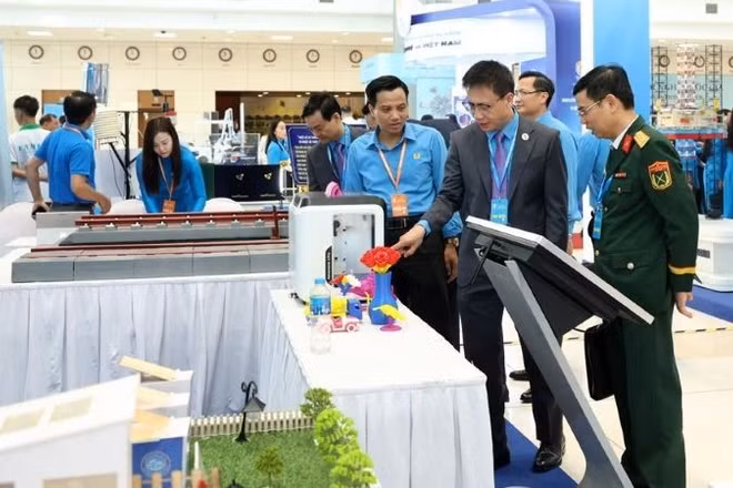 Đại biểu tham quan Không gian trưng bày các công trình, sản phẩm, sáng kiến, sáng tạo tiêu biểu của đoàn viên, người lao động toàn quốc. (Ảnh: HẢI NGUYỄN)